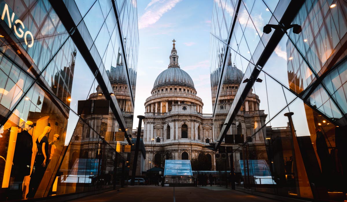 LONDON_raul-varzar-s-EkKaf208w-unsplash.jpg