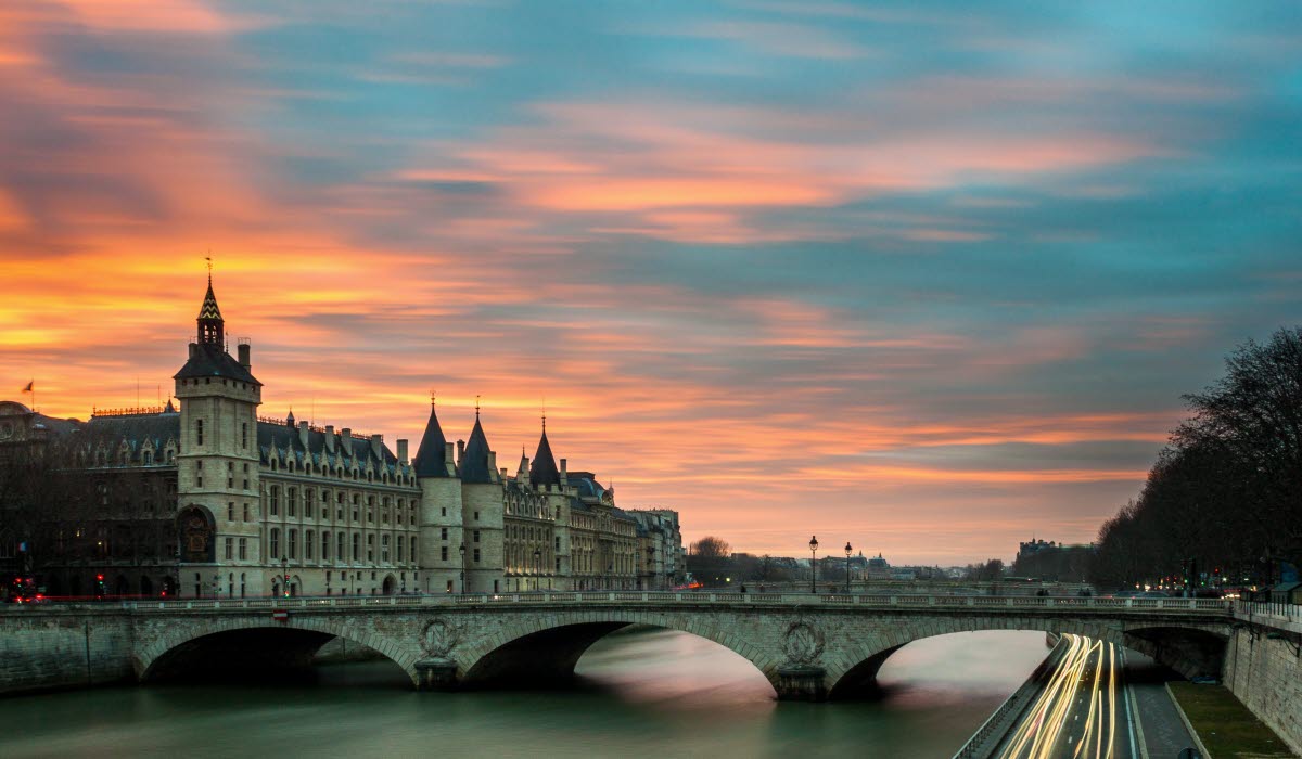 PARIS_bruno-abatti-mEfIhOTH27w-unsplash.jpg